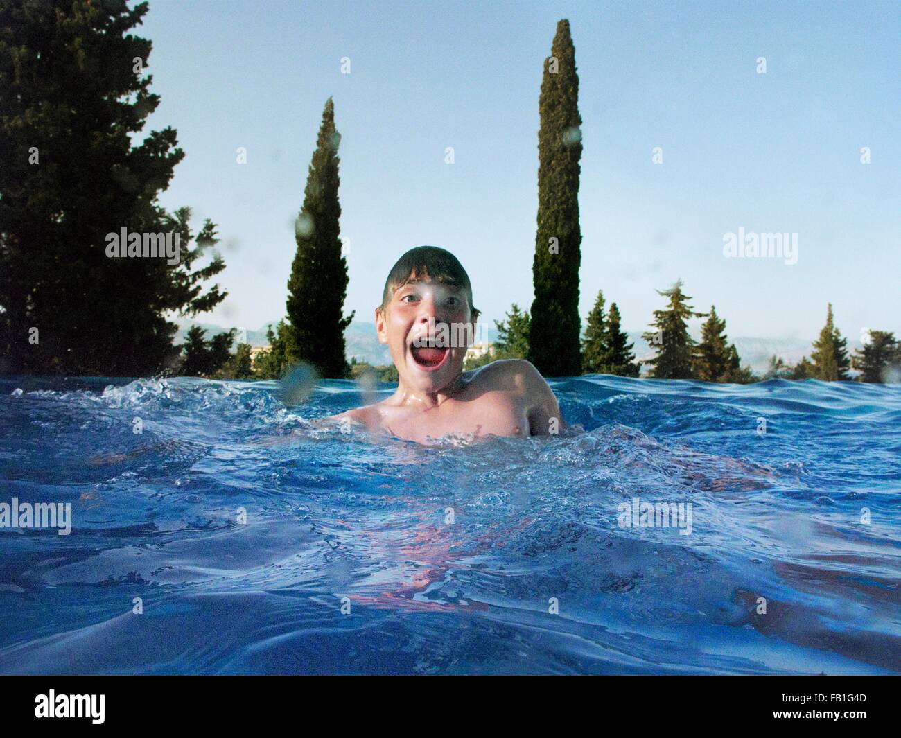 Divertido retrato de adolescente en la piscina al aire libre Foto de stock