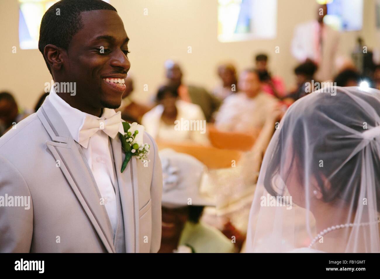 Novio ceremonia de boda en la iglesia la novia sonriendo Foto de stock