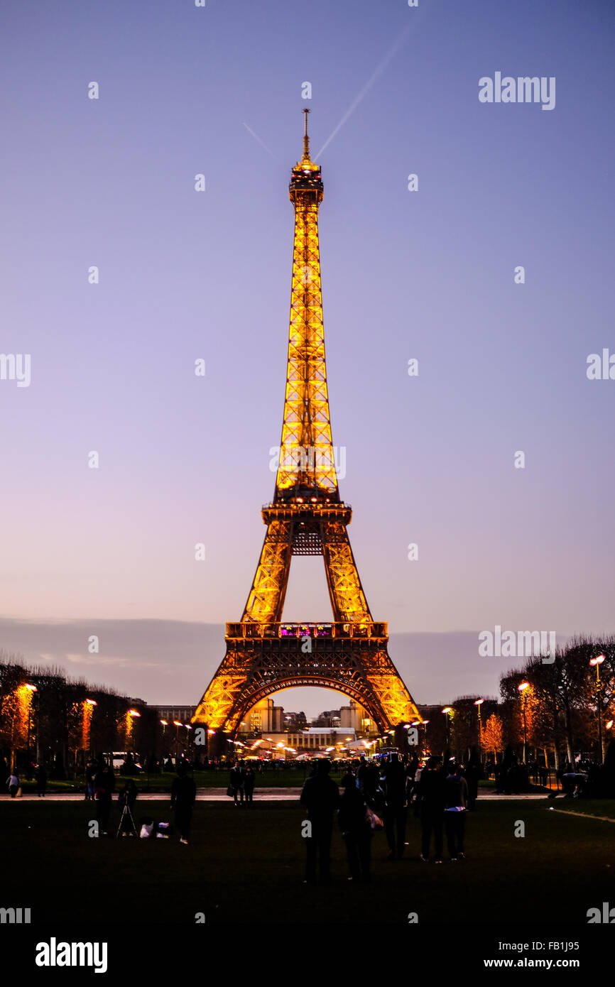 La Torre Eiffel al atardecer. Foto de stock