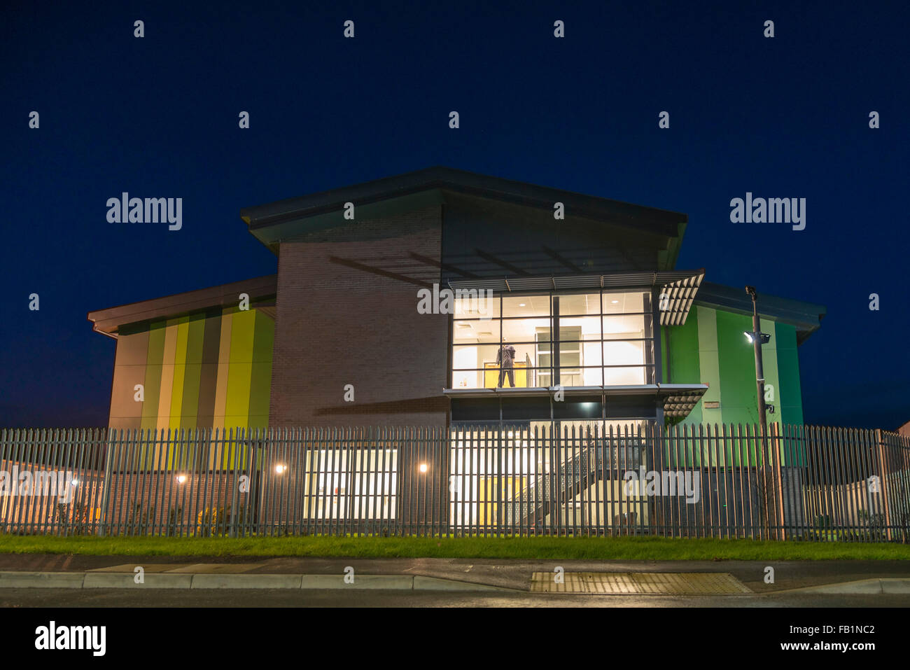 Unidad industrial inmobiliario comercial exterior tomada al atardecer, Reino Unido. Maniqui en la ventana. Foto de stock