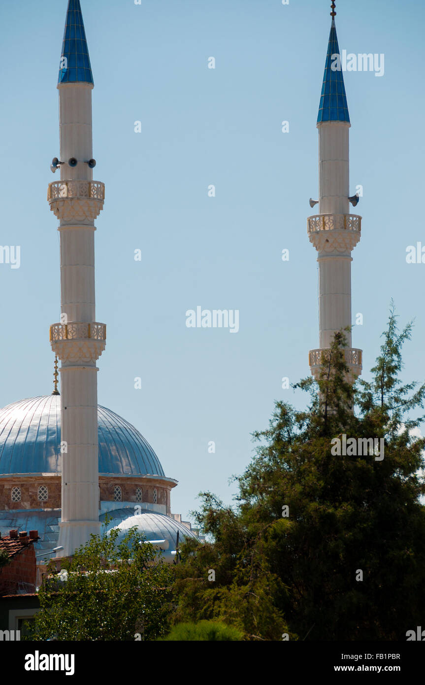 Pequeña mezquita con dos torres y tejados azules en Pamukkale Foto de stock
