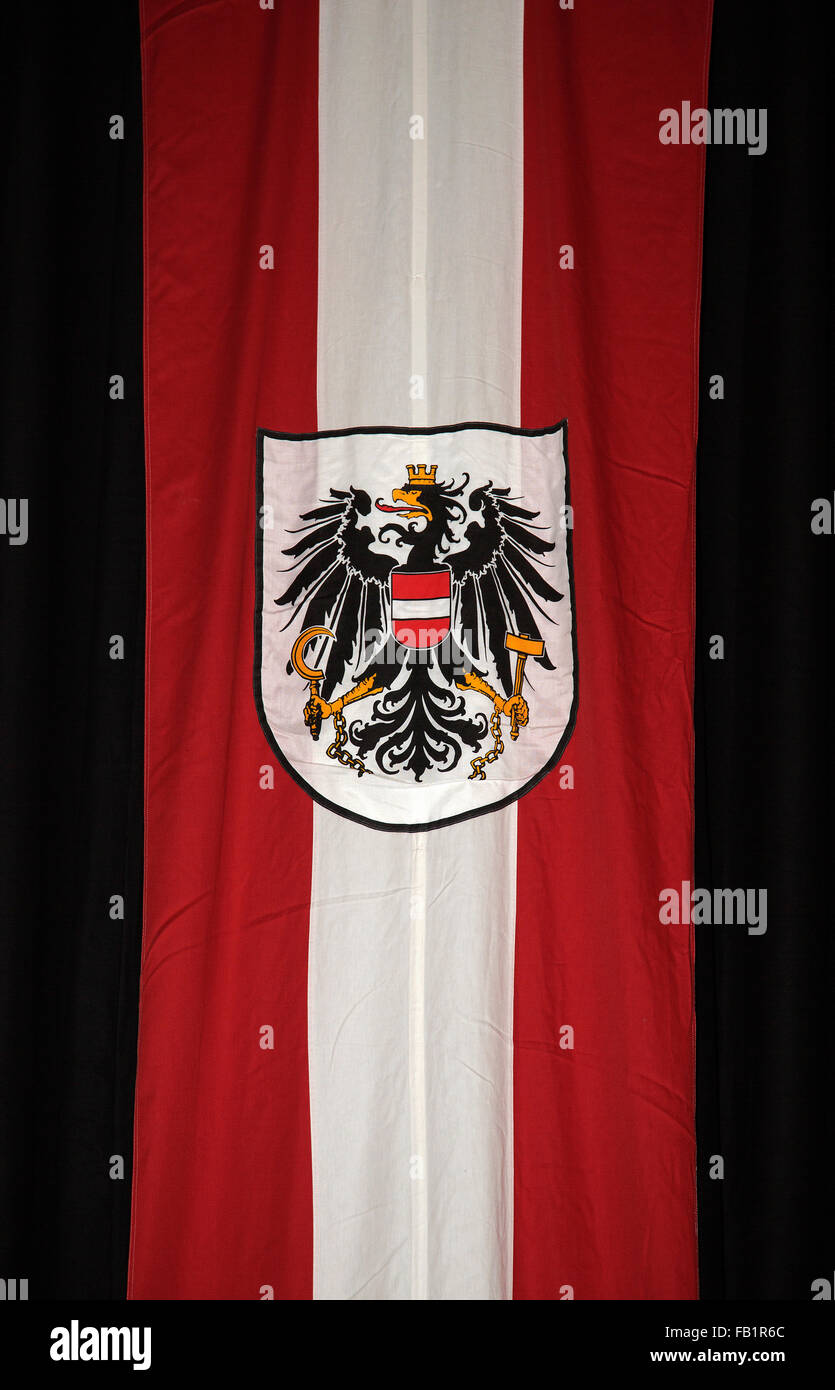 La Bandera Nacional de Austria con el escudo de armas Foto de stock