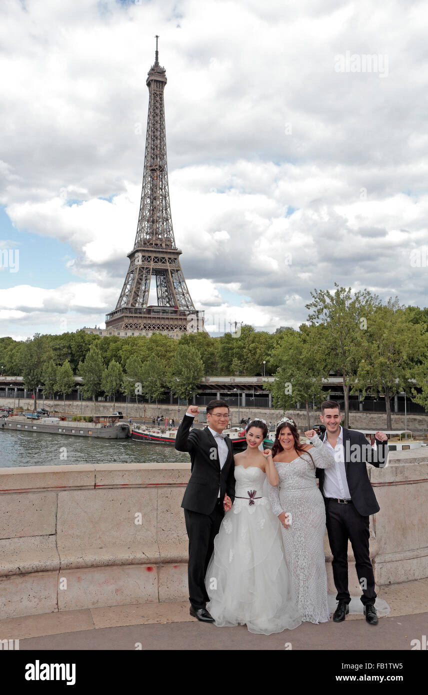 Dos partes con su boda fotos tomadas conjuntamente en el Pont de Bir-Hakeim con la Torre Eiffel, en París, Francia. Foto de stock