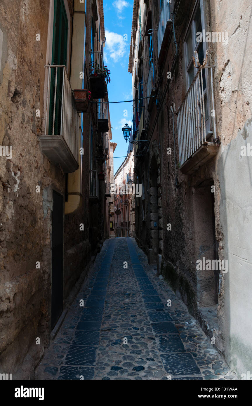 Calle angosta entre el italiano casas en casco antiguo de Tropea Foto de stock