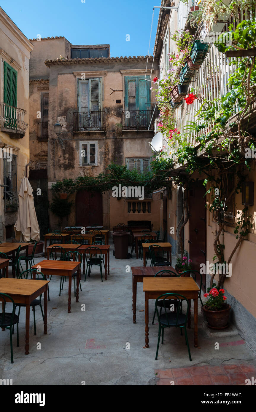 Pequeño restaurante italiano lindo fuera en el patio de Tropea Foto de stock