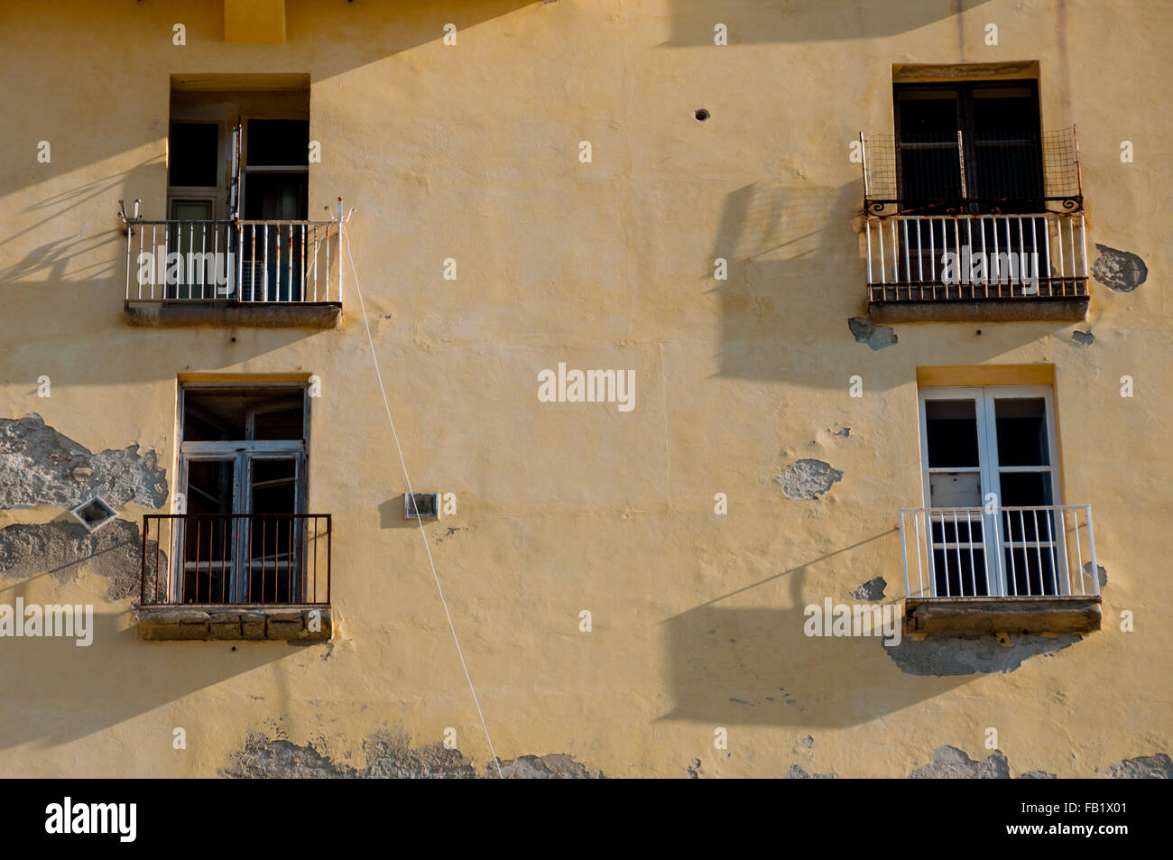 Antigua casa de piedra amarilla italiano con balcón y ventana delantera Foto de stock