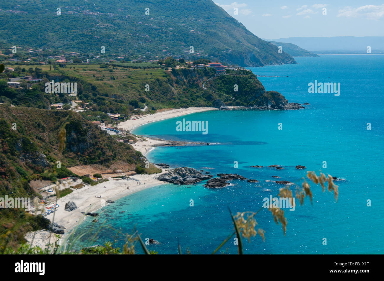 Ver más hermosas de la costa de Calabria, frente al azul mar mediterráneo Foto de stock