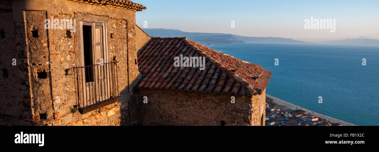 Antigua casa de piedra italiana a través de la pequeña ciudad a orillas del mar Foto de stock