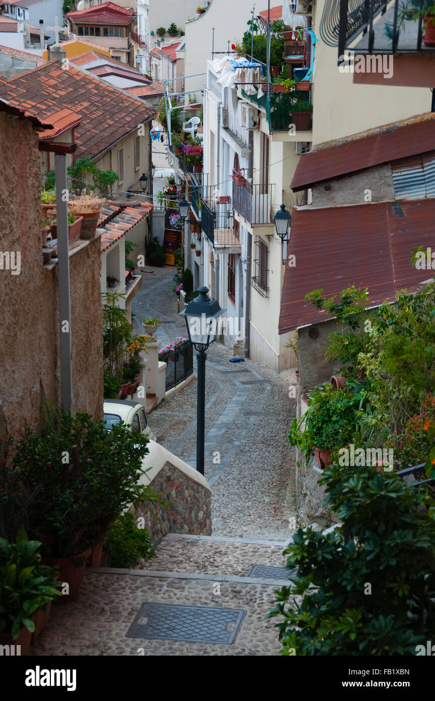 Calles estrechas y escaleras entre lindas casas italianas en la vieja ciudad de Scilla Foto de stock