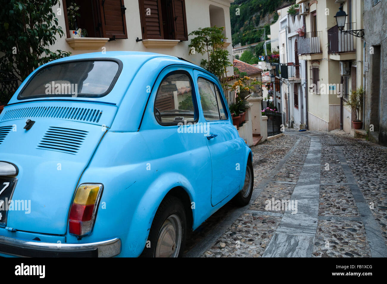 Pequeño coche italiano en estrecha carretera en la localidad de Scilla Foto de stock