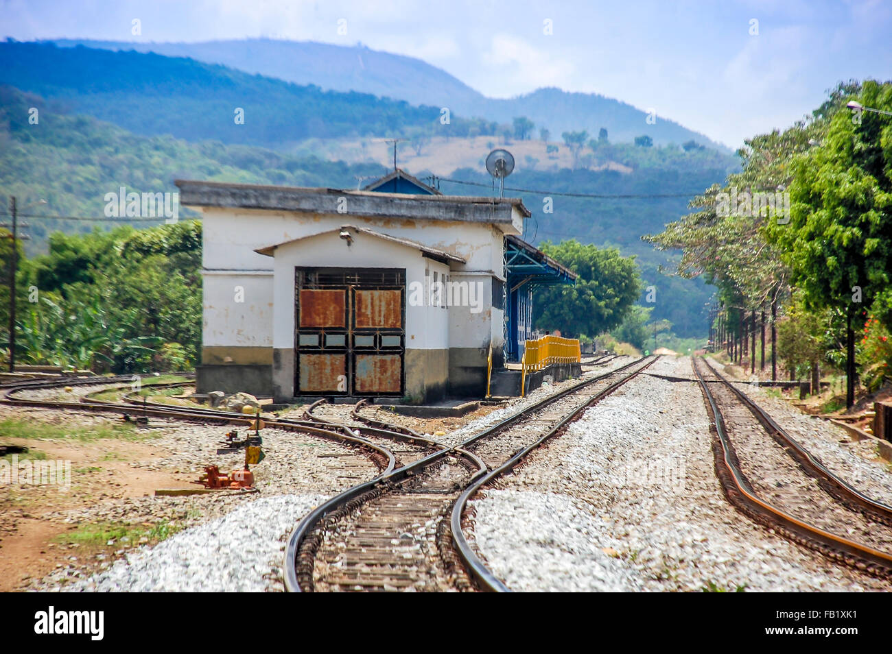 Viaje brasileño.Estación de ferrocarril en el lado del país de Minas Gerais, Brasil. Foto de stock
