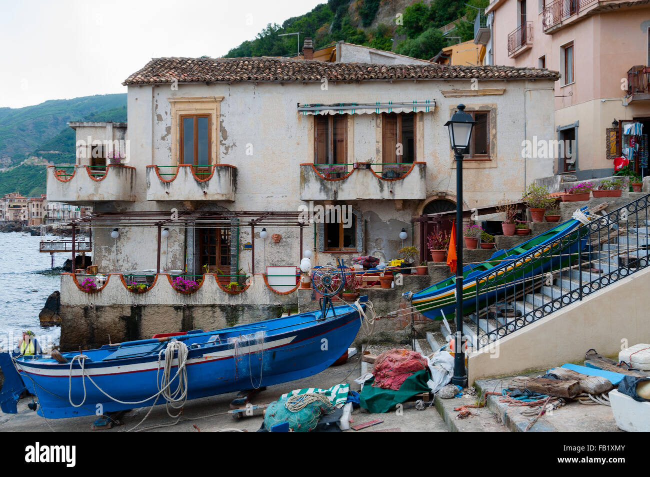Dos barcos azul y verde sentado en tierra en la pequeña ciudad italiana de Scilla Foto de stock