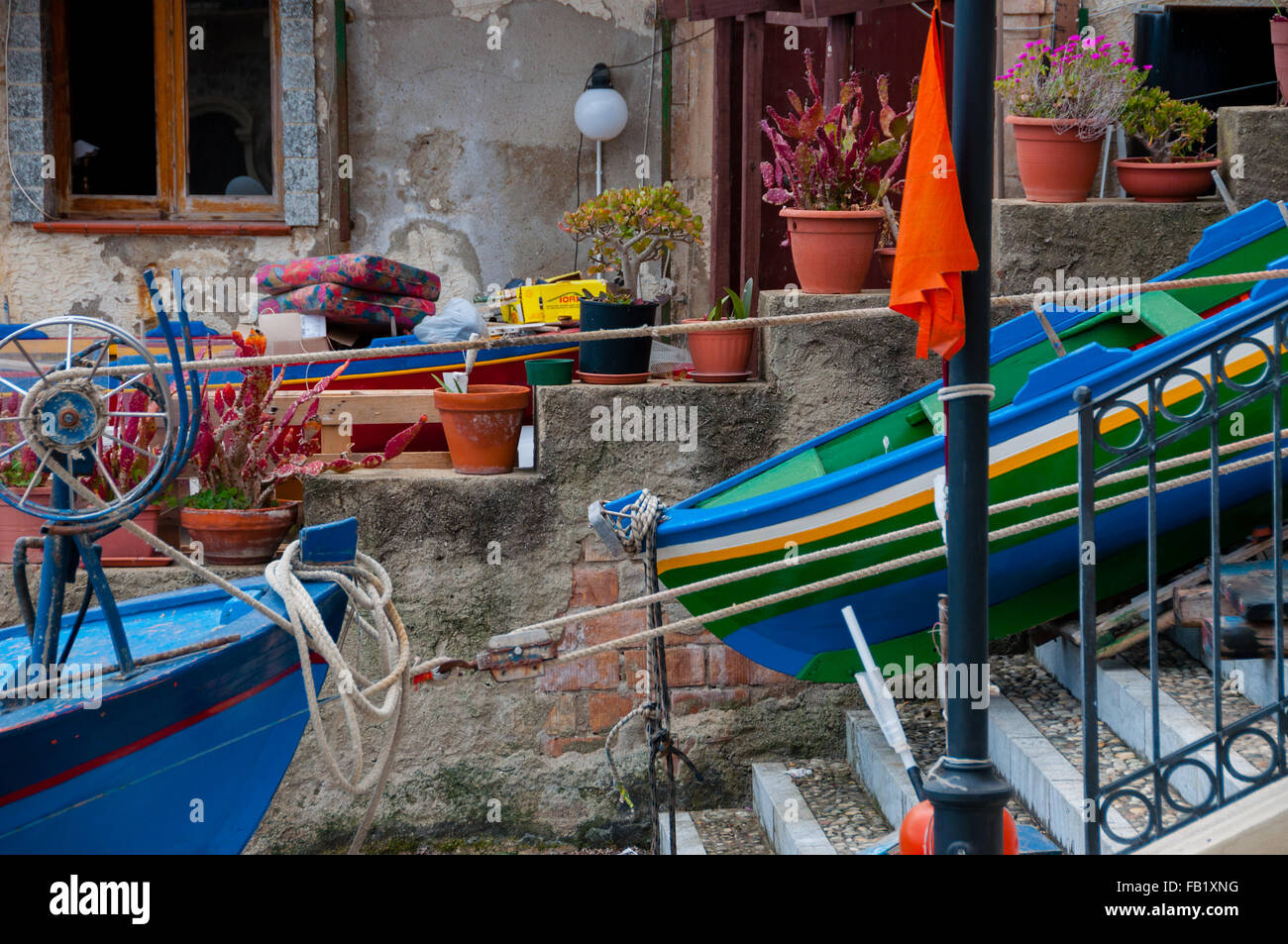 Dos barcos azul y verde sentado en tierra en la pequeña ciudad italiana de Scilla Foto de stock