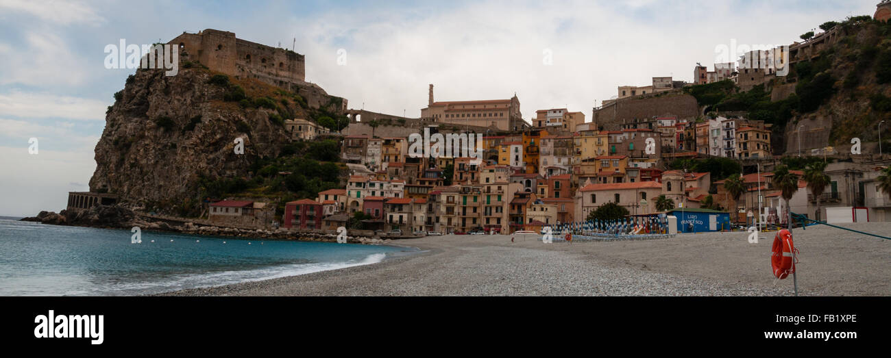Playa de piedra antigua y pequeña ciudad italiana sobre un acantilado bajo un cielo azul Foto de stock