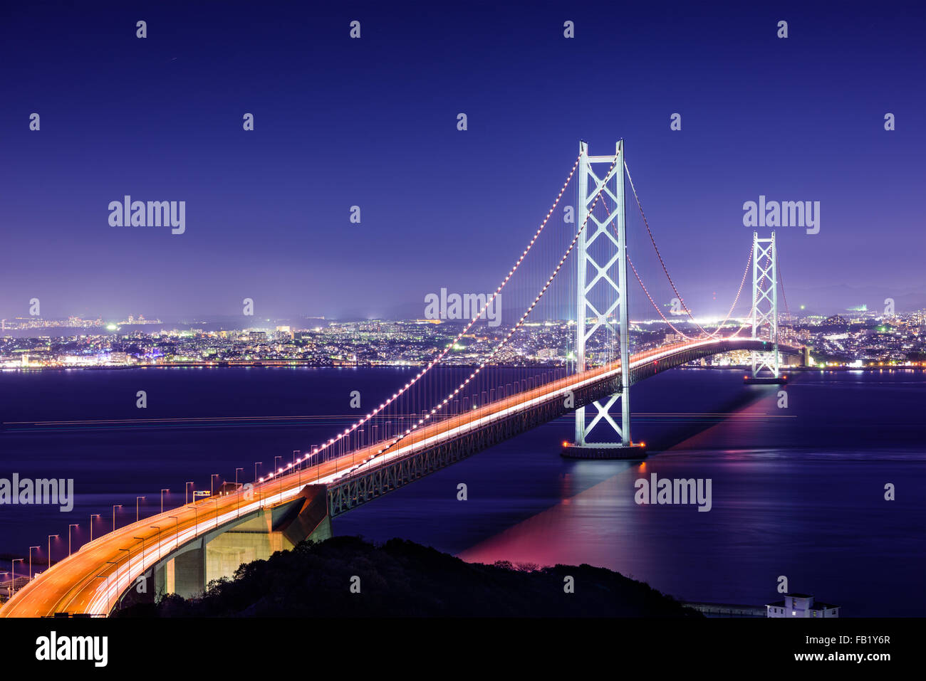 Puente Akashi Kaikyo spanning el Mar Interior de Seto desde Awaji Island a Kobe, Japón. Foto de stock