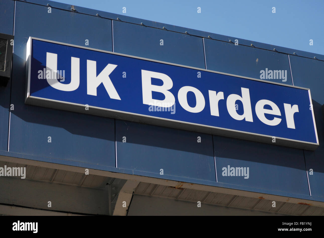 UK Border control de pasaportes firmar Foto de stock