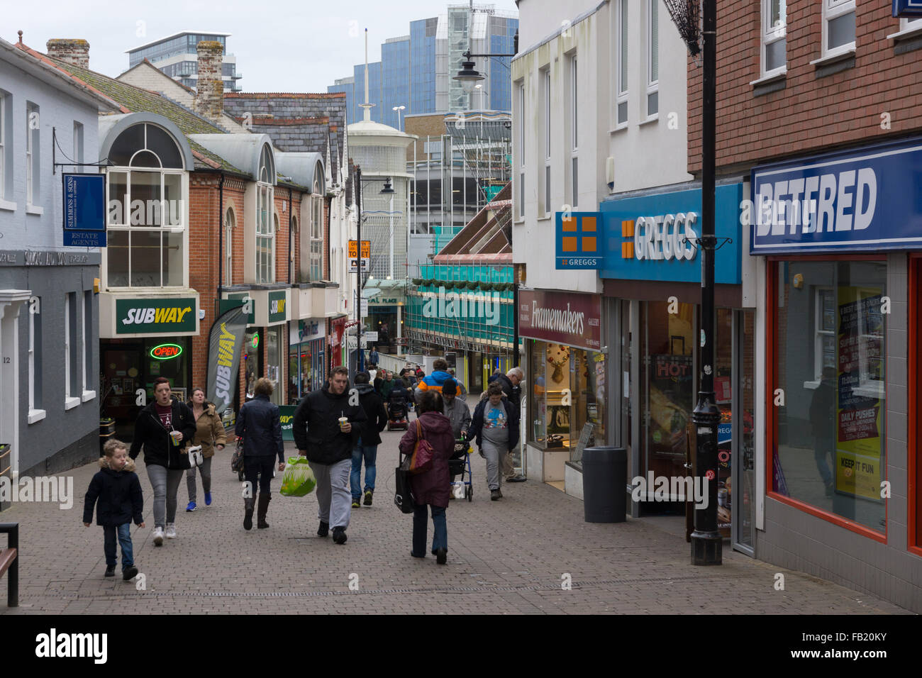 Mirando cuesta abajo a lo largo de Wote Street hacia el centro comercial Festival Place en Basingstoke Foto de stock