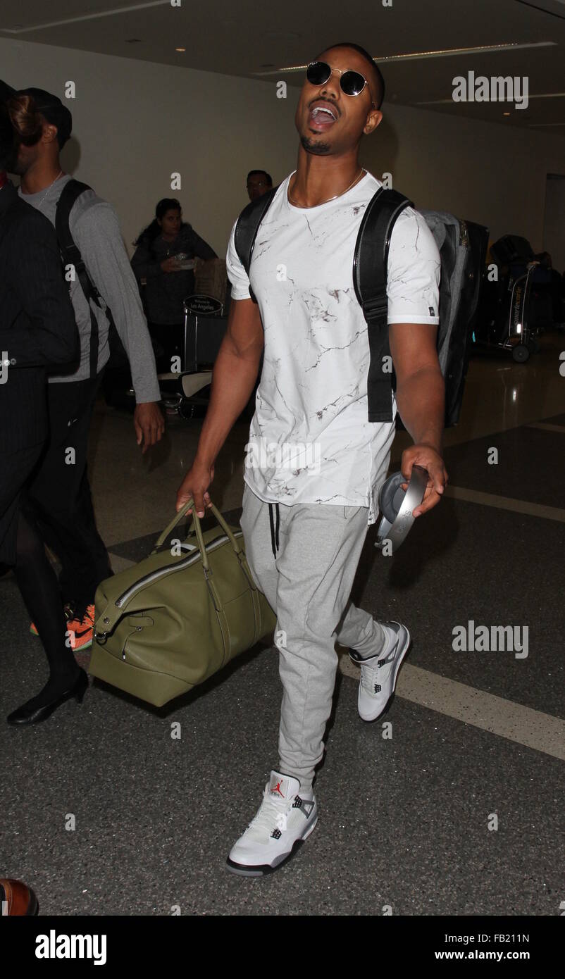 Credo" de la estrella Michael B. Jordan sale en un vuelo desde el  Aeropuerto Internacional de Los Ángeles (LAX) llevar una mochila y bolso  con: Michael B. Jordan donde: Los Angeles, California,