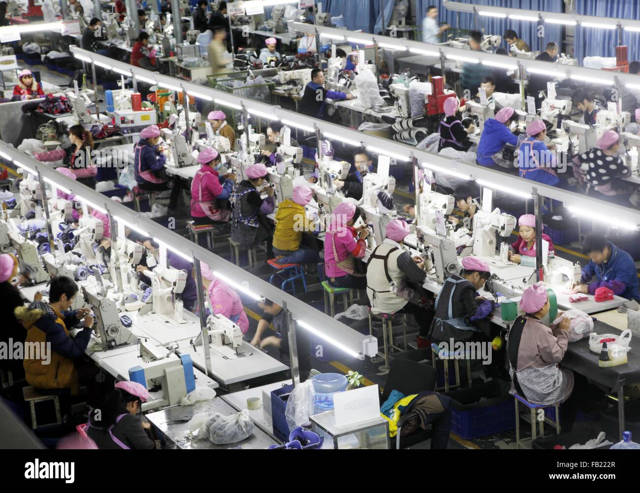 Putian, provincia de Fujian de China. 7 ene, 2016. Los trabajadores hacen  zapatos para exportación en una fábrica de calzado de OEM en Putian, en el  sudeste de la provincia de Fujian