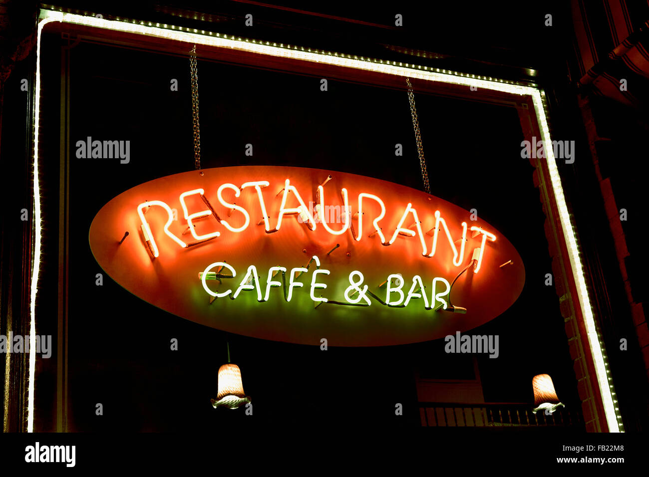 Cartel de neón, cafe y bar restaurante colgando ventana con luces alrededor de la ventana Foto de stock