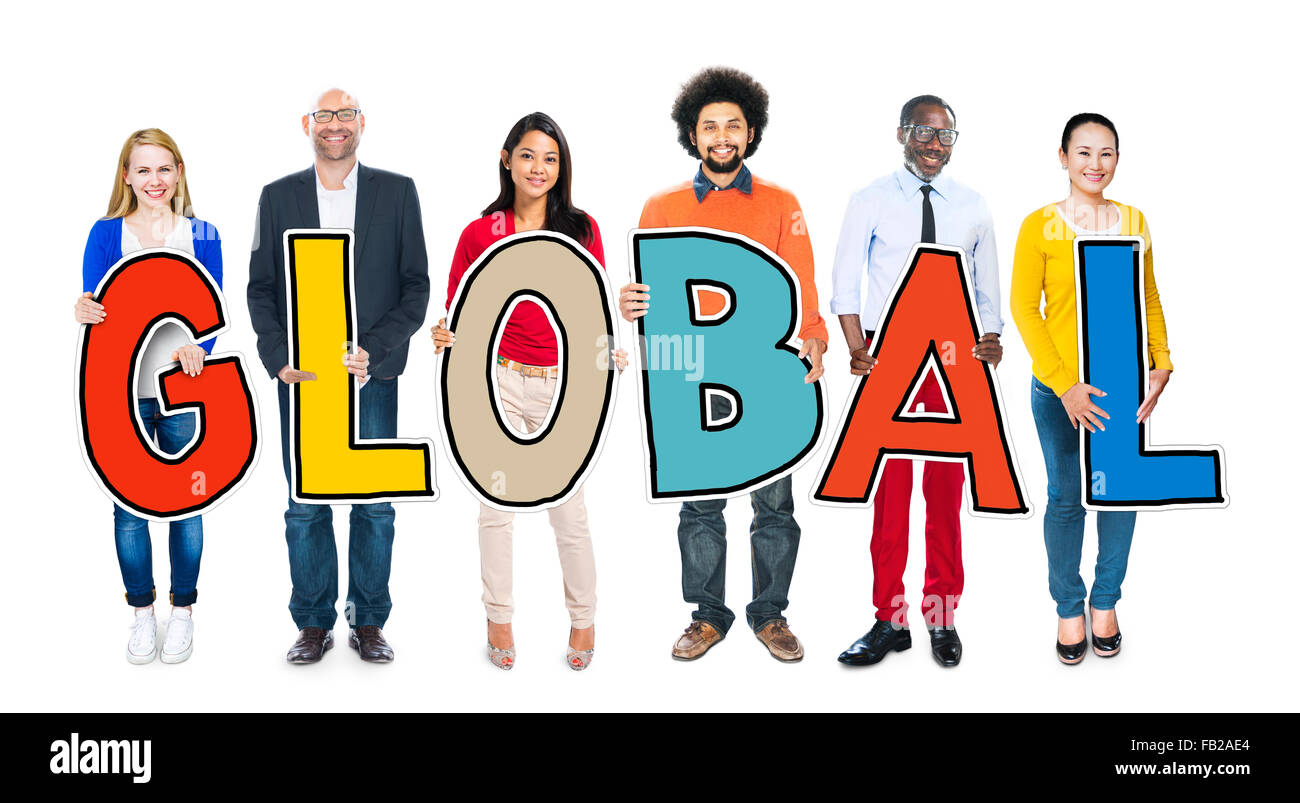 Grupo de personas sosteniendo multiétnicos GLOBAL Texto Foto de stock