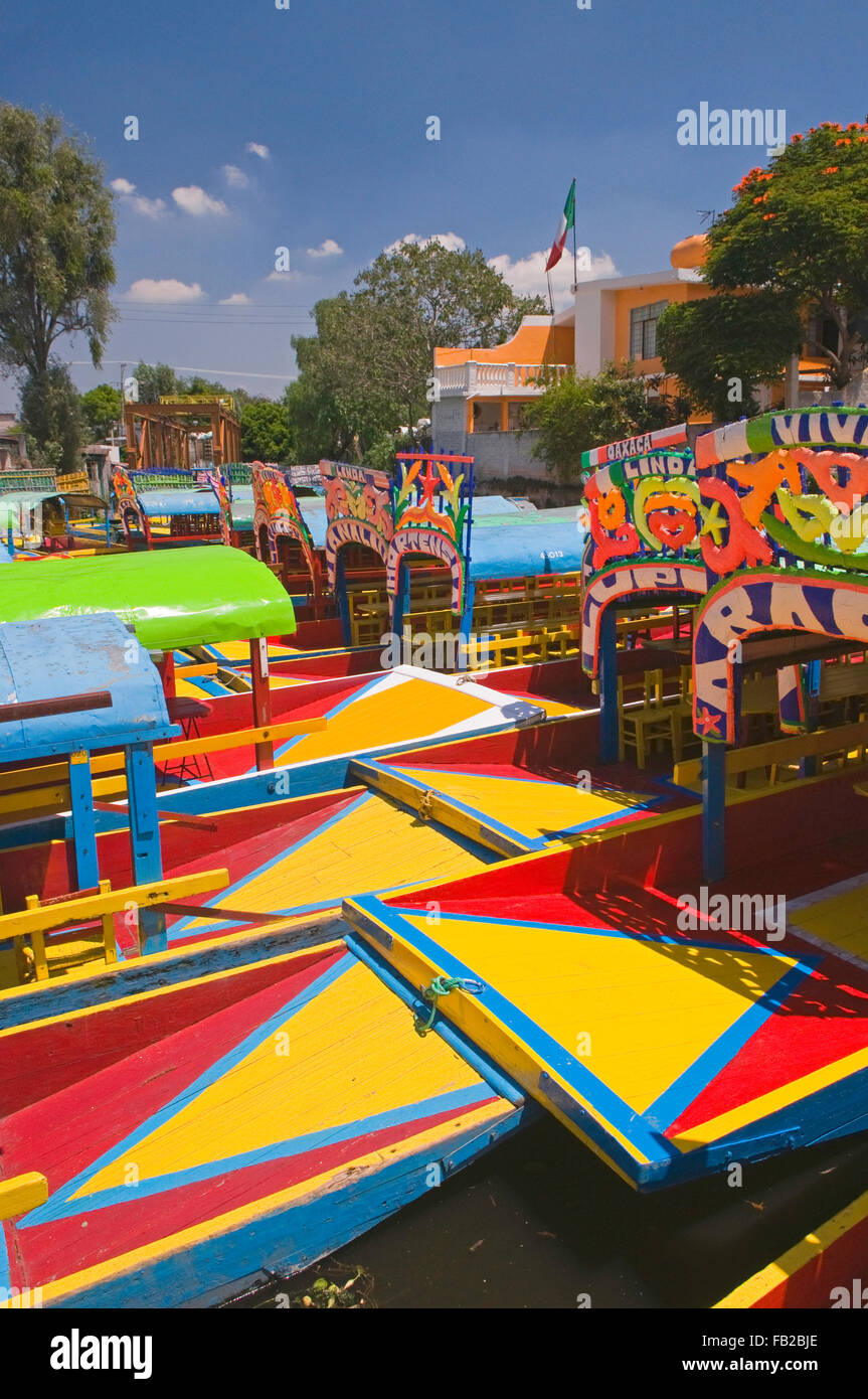 Las coloridas embarcaciones turísticas en Xochimilco, Ciudad de México, México, América del Sur Foto de stock