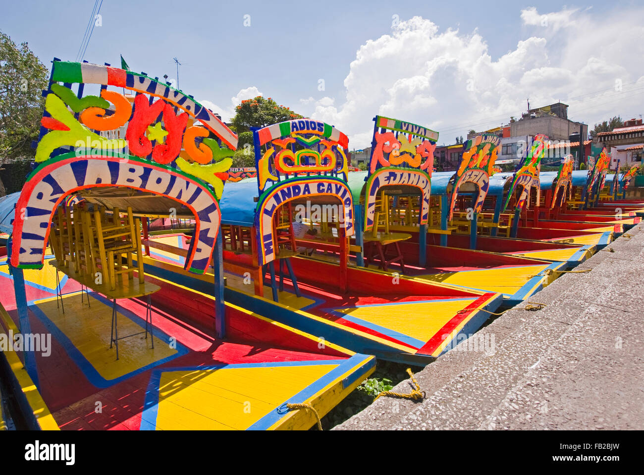 Las coloridas embarcaciones turísticas en Xochimilco, Ciudad de México, México, América del Sur Foto de stock