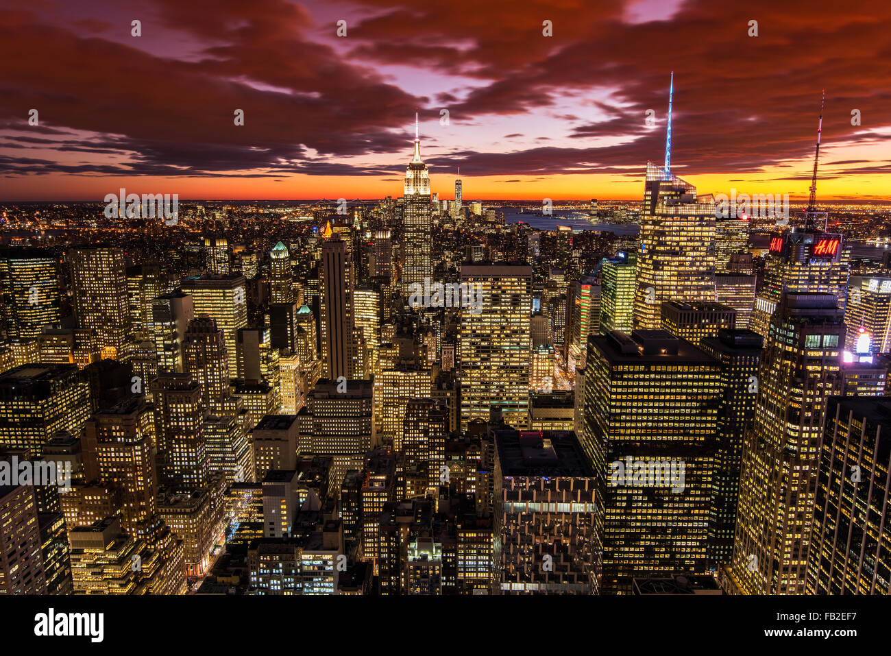 Vistas de Midtown Manhattan en la puesta de sol desde la cima de la roca, Nueva York, EE.UU. Foto de stock