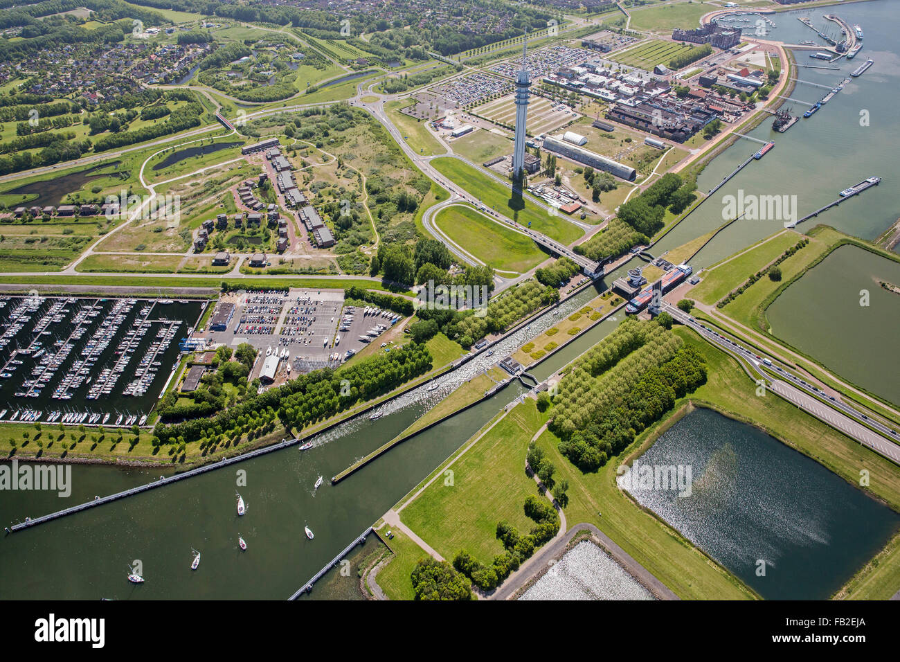 Países Bajos, Lelystad, torre de radiodifusión, cerraduras, marina, antena Foto de stock