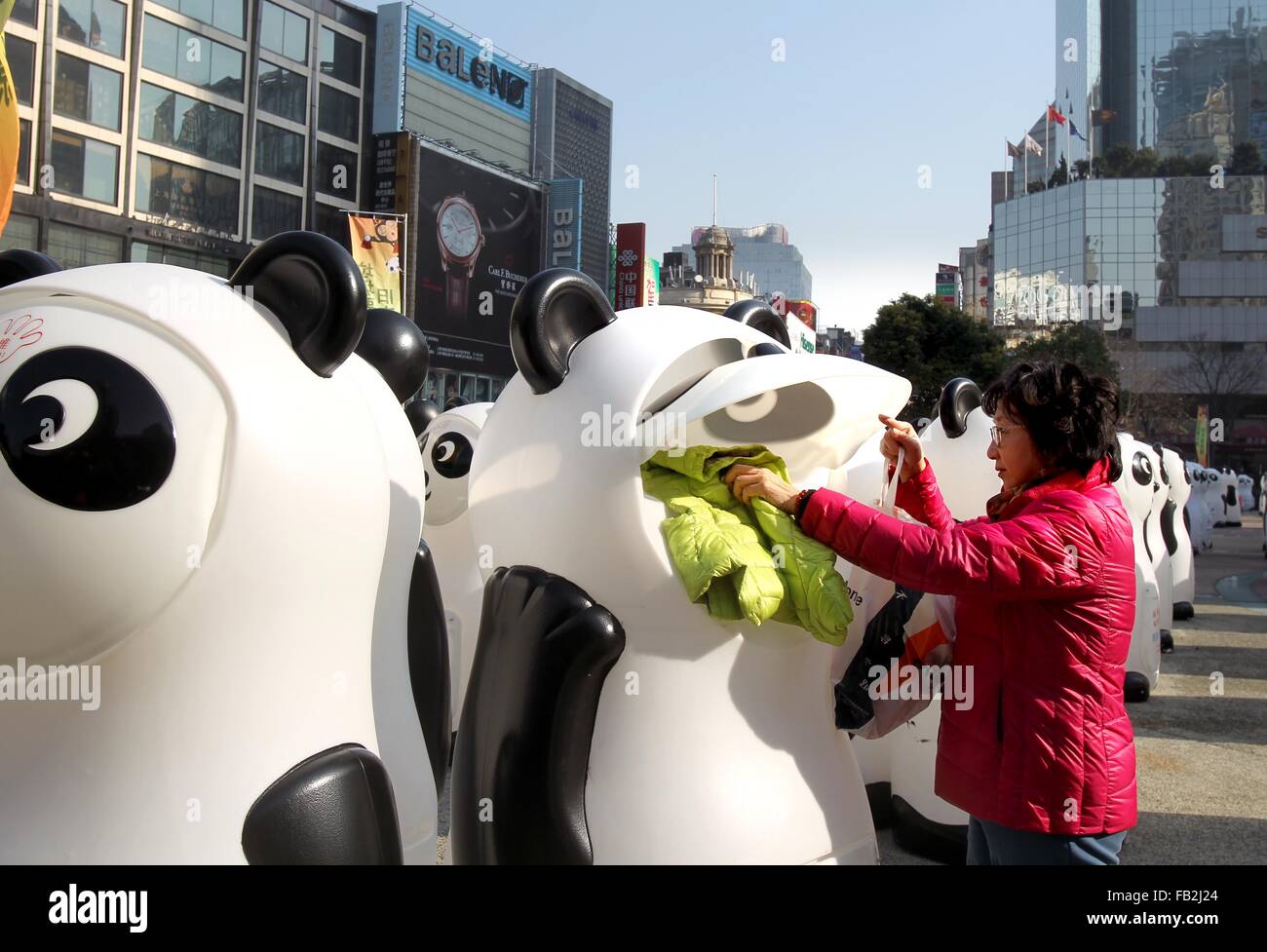 China. 8 ene, 2016. La "alimentar" de panda-styled de contenedores de reciclaje con ropa vieja en Shanghai, China oriental, el 8 de enero de 2016. En total 800 contenedores de