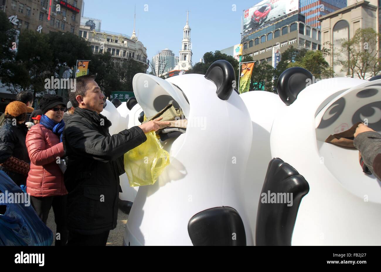 Shanghai, China. 8 ene, 2016. La gente "alimentar" de panda-styled de contenedores de reciclaje con ropa vieja en Shanghai, China oriental, el de enero de 2016. En total 800 contenedores de