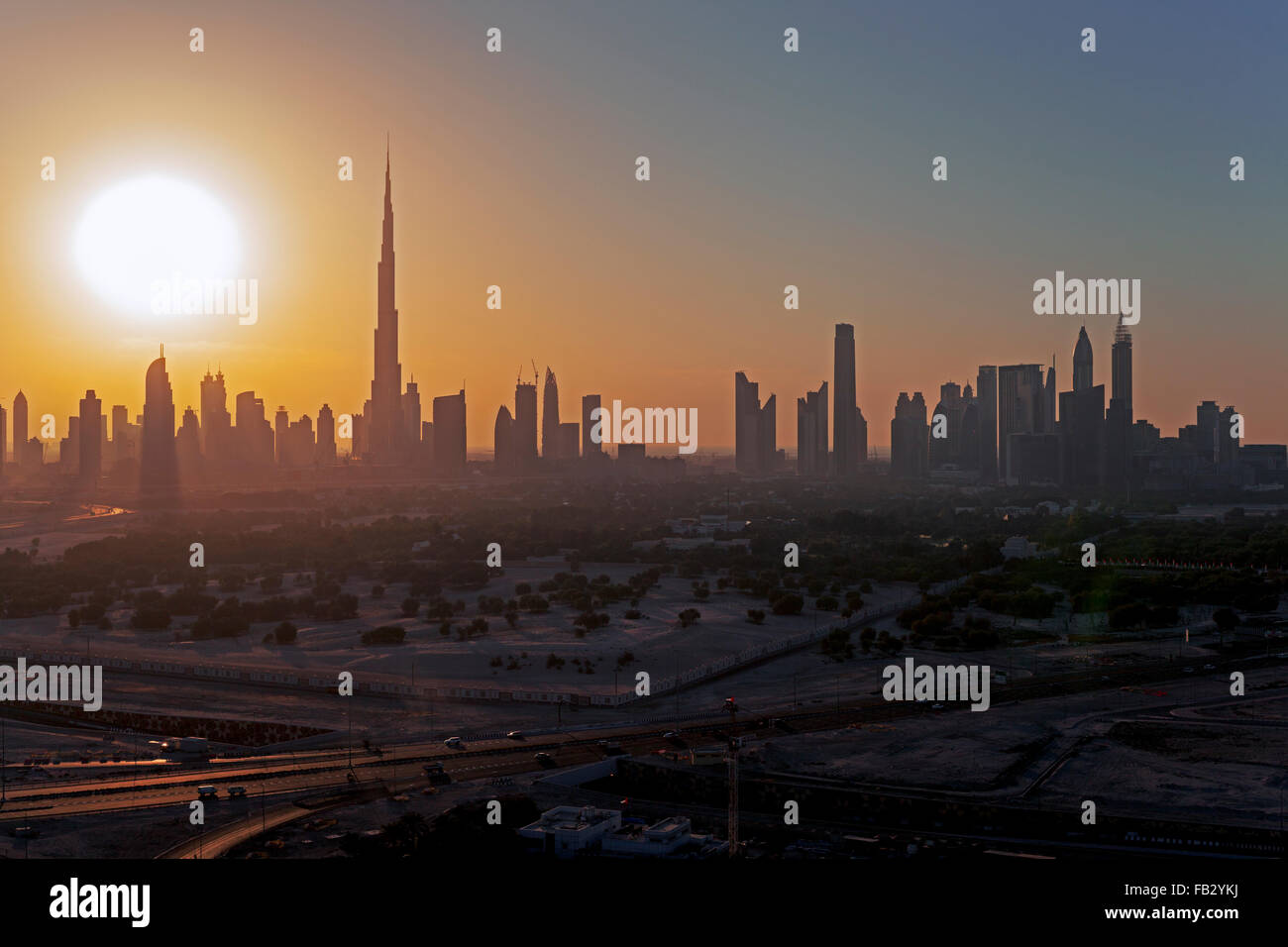 Los Emiratos Árabes Unidos, Dubai, vista elevada del nuevo horizonte de Dubai, el Burj Khalifa, moderna arquitectura y skyscrappers en S Foto de stock