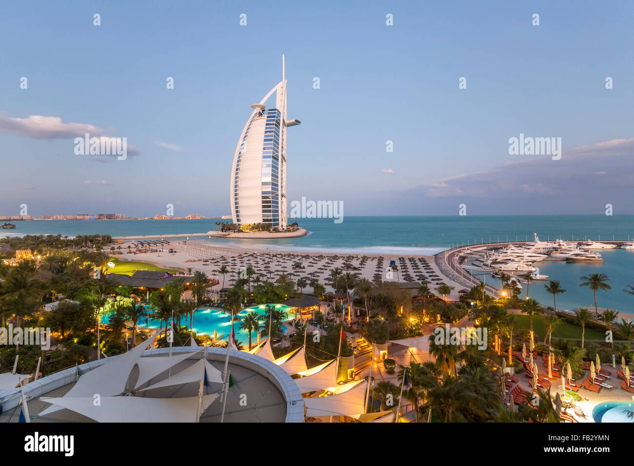 La playa de Jumeirah, el Burj Al Arab Hotel, Dubai, Emiratos Árabes Unidos, Oriente Medio Foto de stock