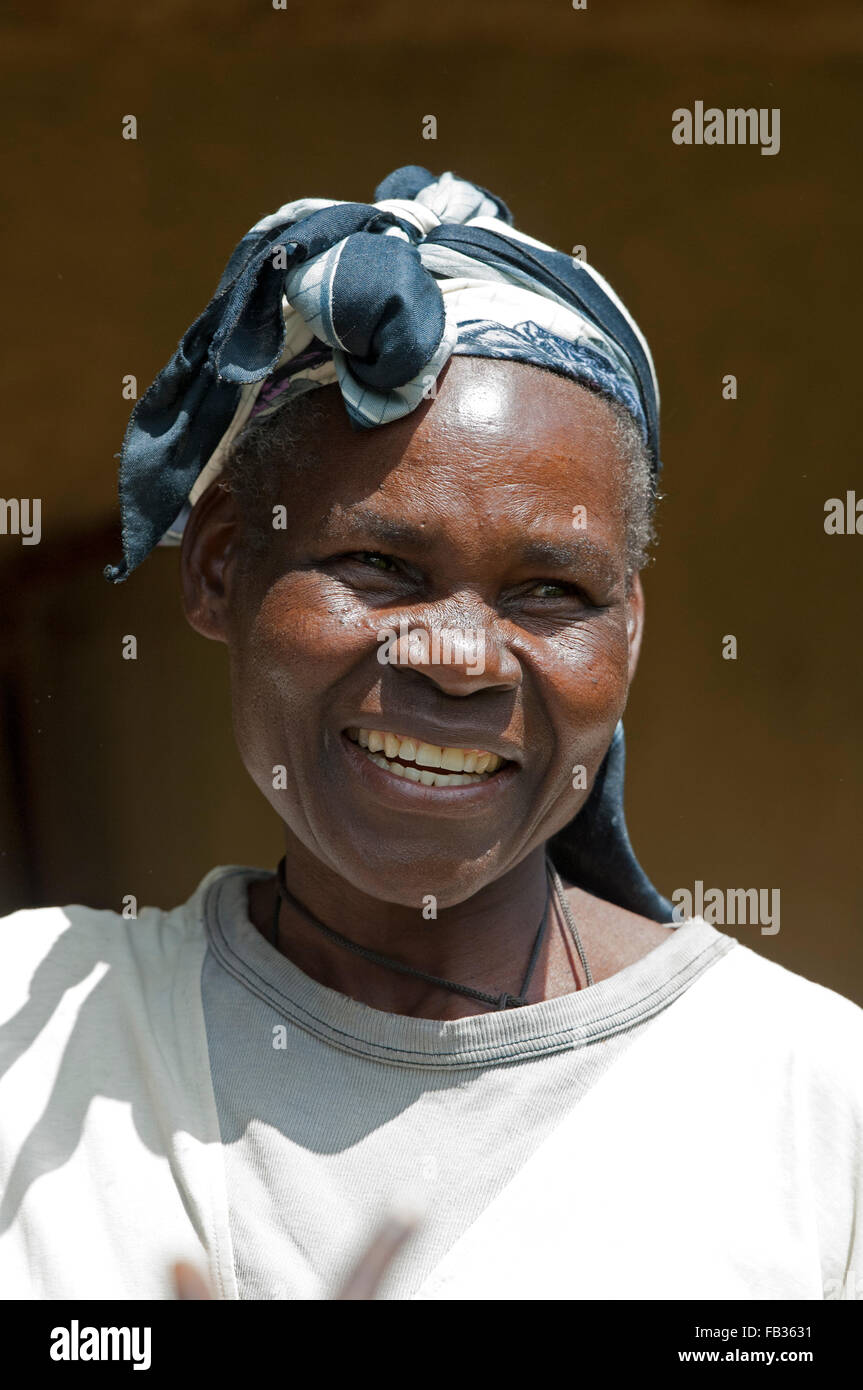 Feliz sonriente mujer keniata con un pañuelo en la cabeza. Kenya. Foto de stock