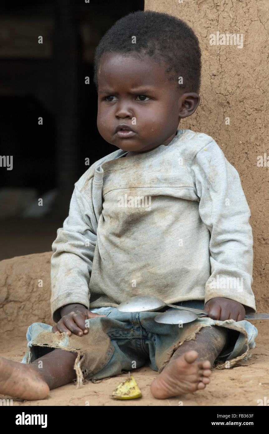caos Samuel Enumerar Los jóvenes niños desnutridos sentado fuera de su casa en mal vestido,  Kenya Fotografía de stock - Alamy