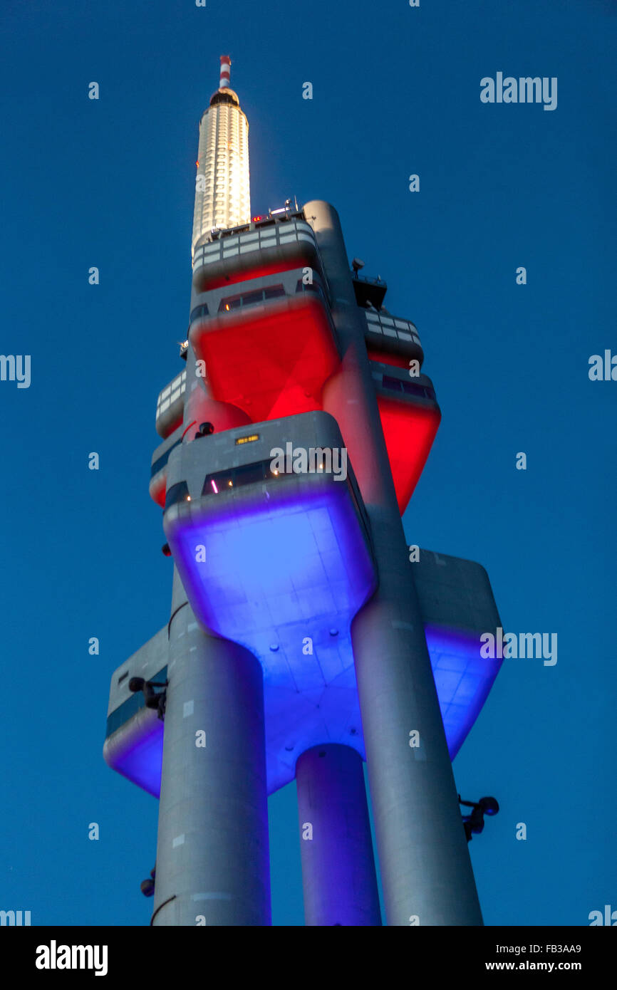 Torre de TV de Praga, Torre Zizkov de Praga, iluminación nocturna y crawling Bebés por David Cerny, República Checa Foto de stock