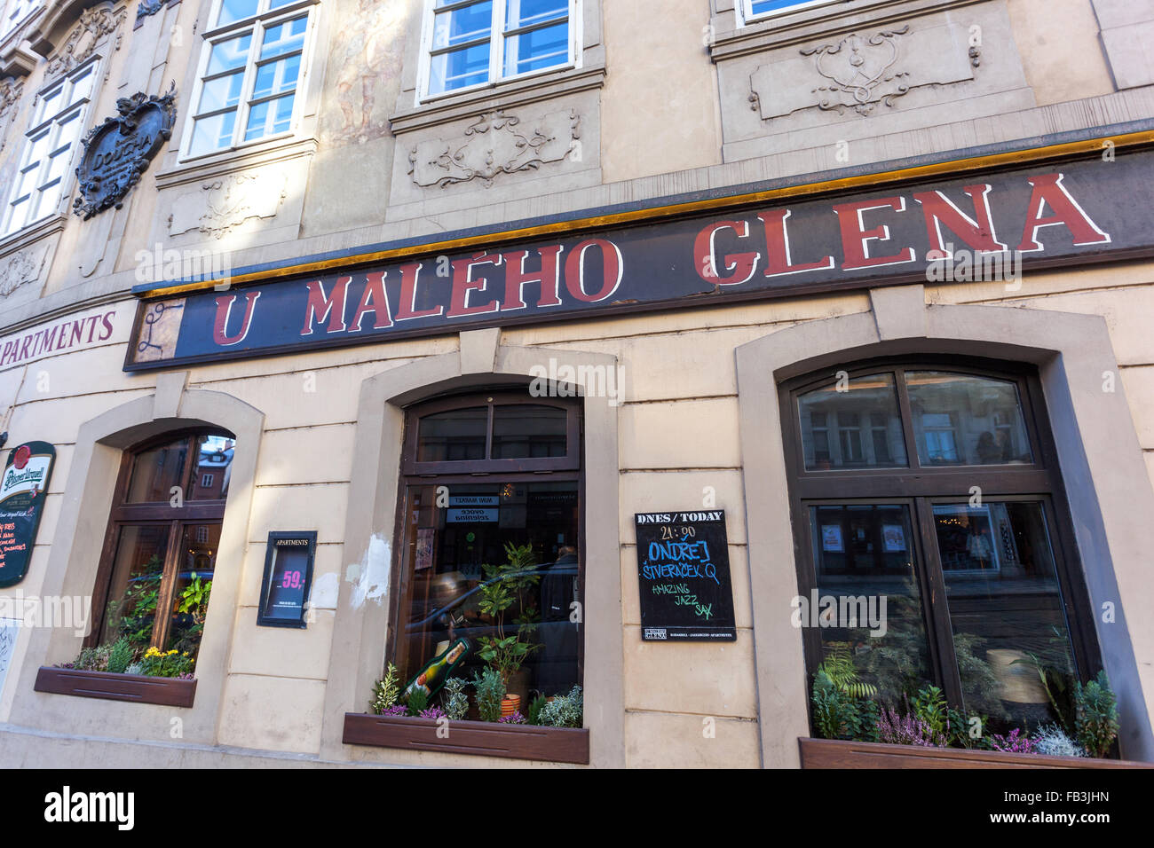 A poco de Glen's - club de música, U Maleho Glena, calle Karmelitska, Lesser Town, Praga República Checa Foto de stock