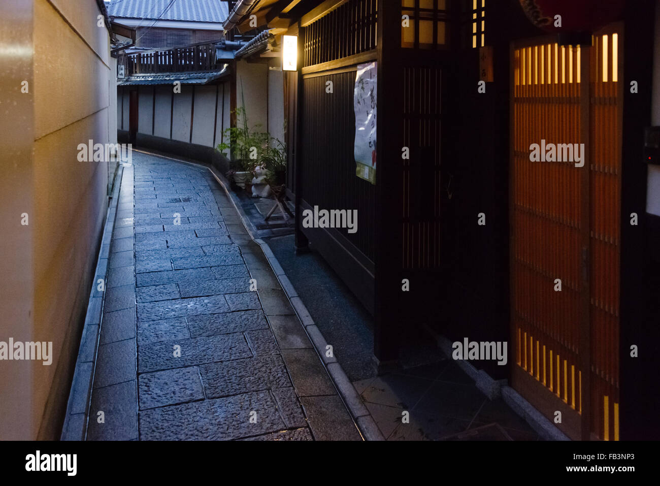 Casas tradicionales y un estrecho callejón en Hanami-Koji Street en el distrito Gion, Kioto, Japón Foto de stock