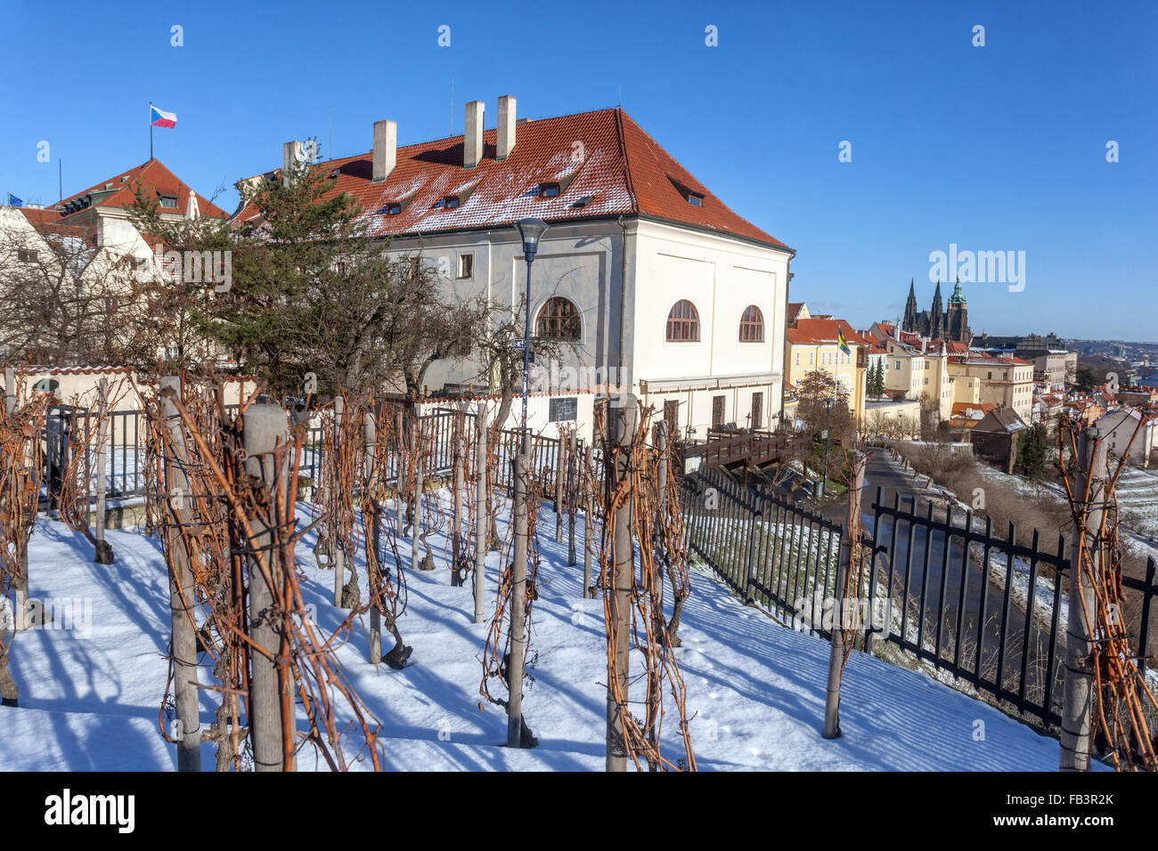 Snowy Praga viñedos debajo del Monasterio de Strahov, en Praga vistas al Castillo de Praga, República Checa Foto de stock