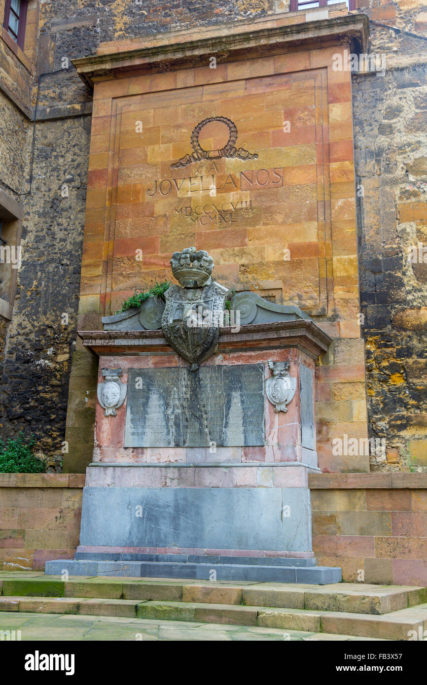 Monumento en honor a Jovellanos, en Oviedo, España Foto de stock