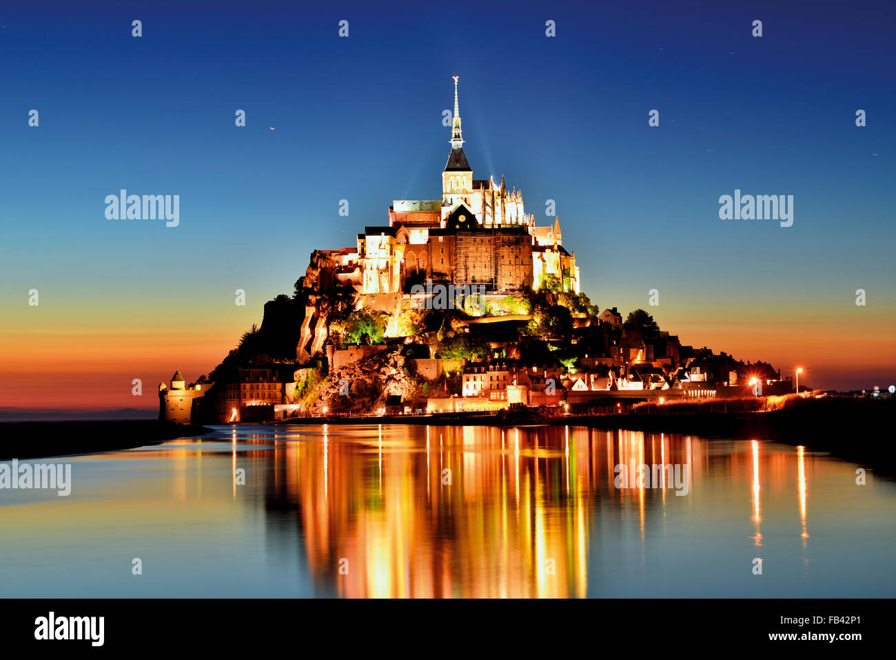 Francia, Normandía: Scenic vista nocturna de Le Mont Saint Michel. Foto de stock