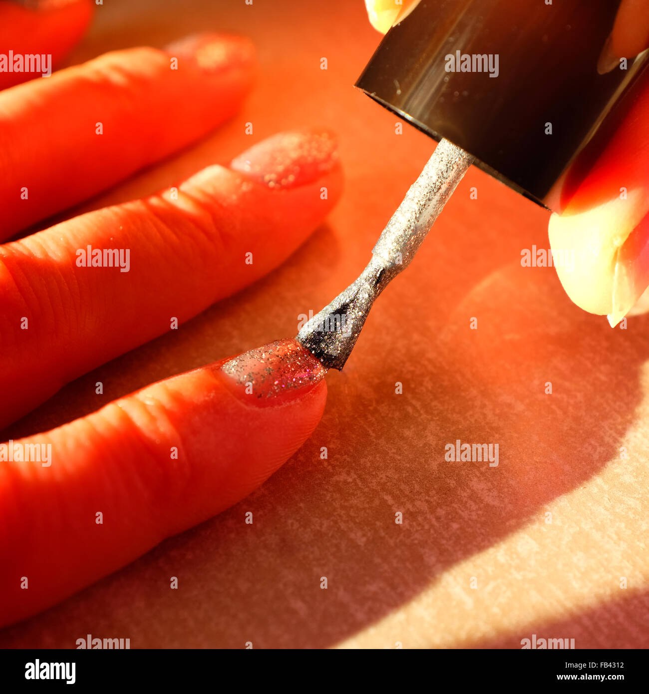 Mujer dedos secado tras la aplicación de la plata esmalte de uñas en los dedos Foto de stock