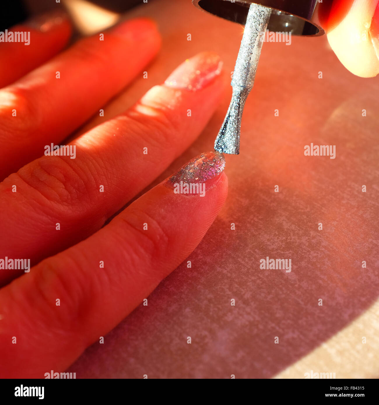 Mujer dedos secado tras la aplicación de la plata esmalte de uñas en los dedos Foto de stock