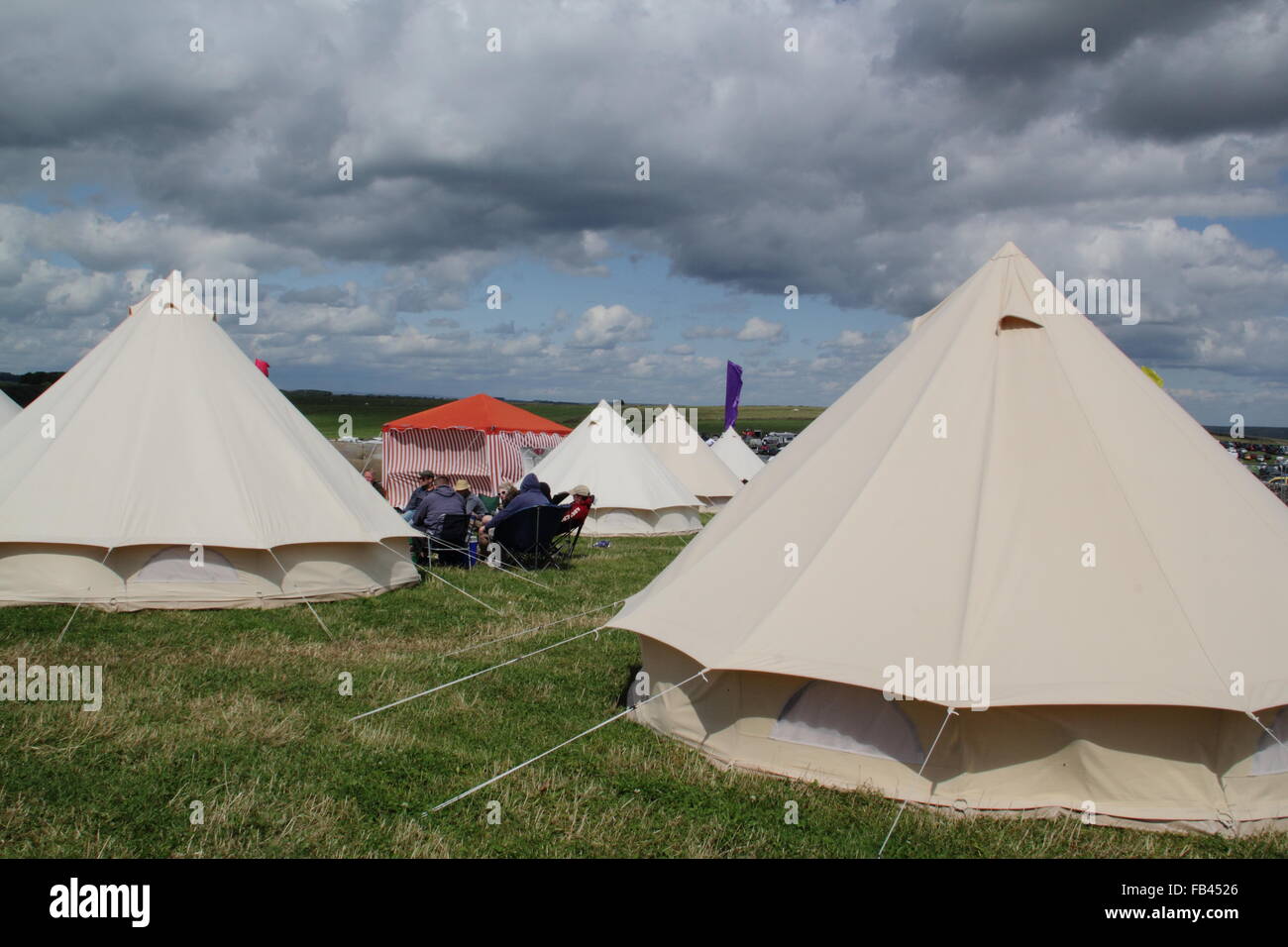 Yurts en el área 'glamping' en el festival de música y no en Inglaterra, donde los asistentes al festival son proporcionados con el camping de lujo, REINO UNIDO Foto de stock
