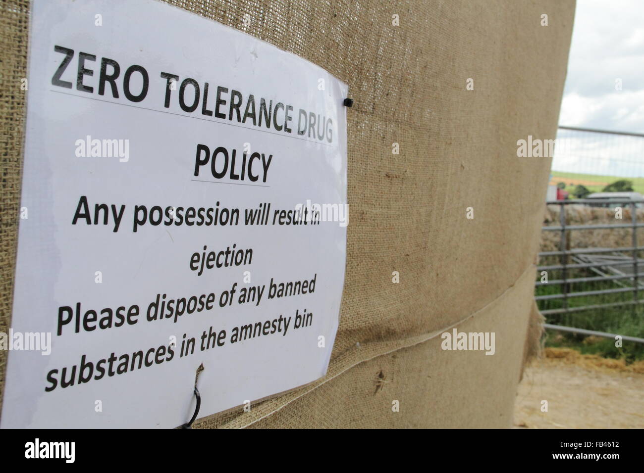 Un cartel advierte a los asistentes al festival de la 'tolerancia cero' de la política de drogas en la entrada para el festival de música y no Derbyshire, Reino Unido Foto de stock