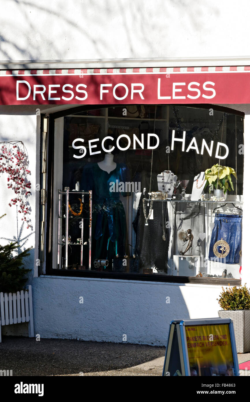 Escaparate de una tienda de ropa de segunda mano de los womans (Dress for  Less Fotografía de stock - Alamy
