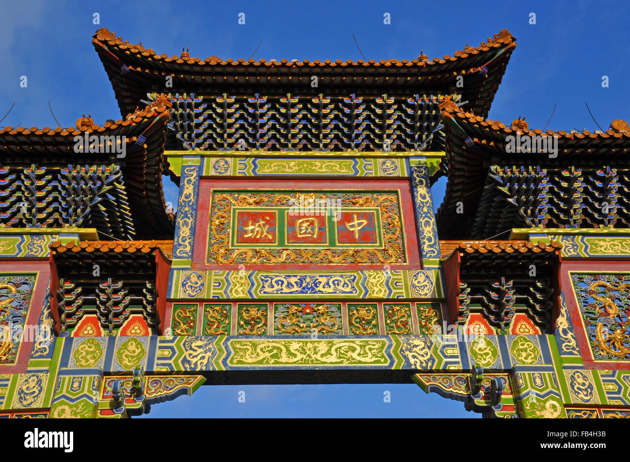 Arco chino, Liverpool, el más grande fuera de China, enviada en partes de Shanghai y a 50 pies de altura. A principios de Feng Shui. Foto de stock