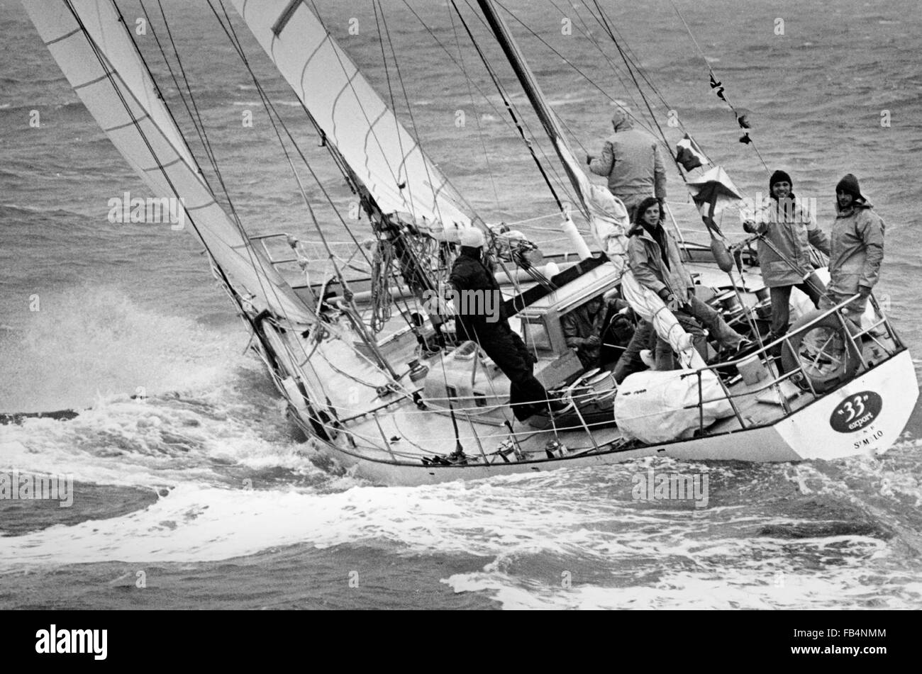 AJAXNETPHOTO. 1974. PORTSMOUTH, Inglaterra. - WHITBREAD Race 1973/1974 - 33 exportación (FRA) se aproxima a la línea de meta, y miembro de la tripulación, Dominique GUILLET se perdió por la borda durante el segundo tramo de la carrera, cuando fue tomada esta foto la tripulación había quedado FUERA DEL AGUA Y SE CORTA EN LOS ALIMENTOS Foto : JONATHAN EASTLAND/AJAX REF:33 EXPORT 2 74 WRWR Foto de stock