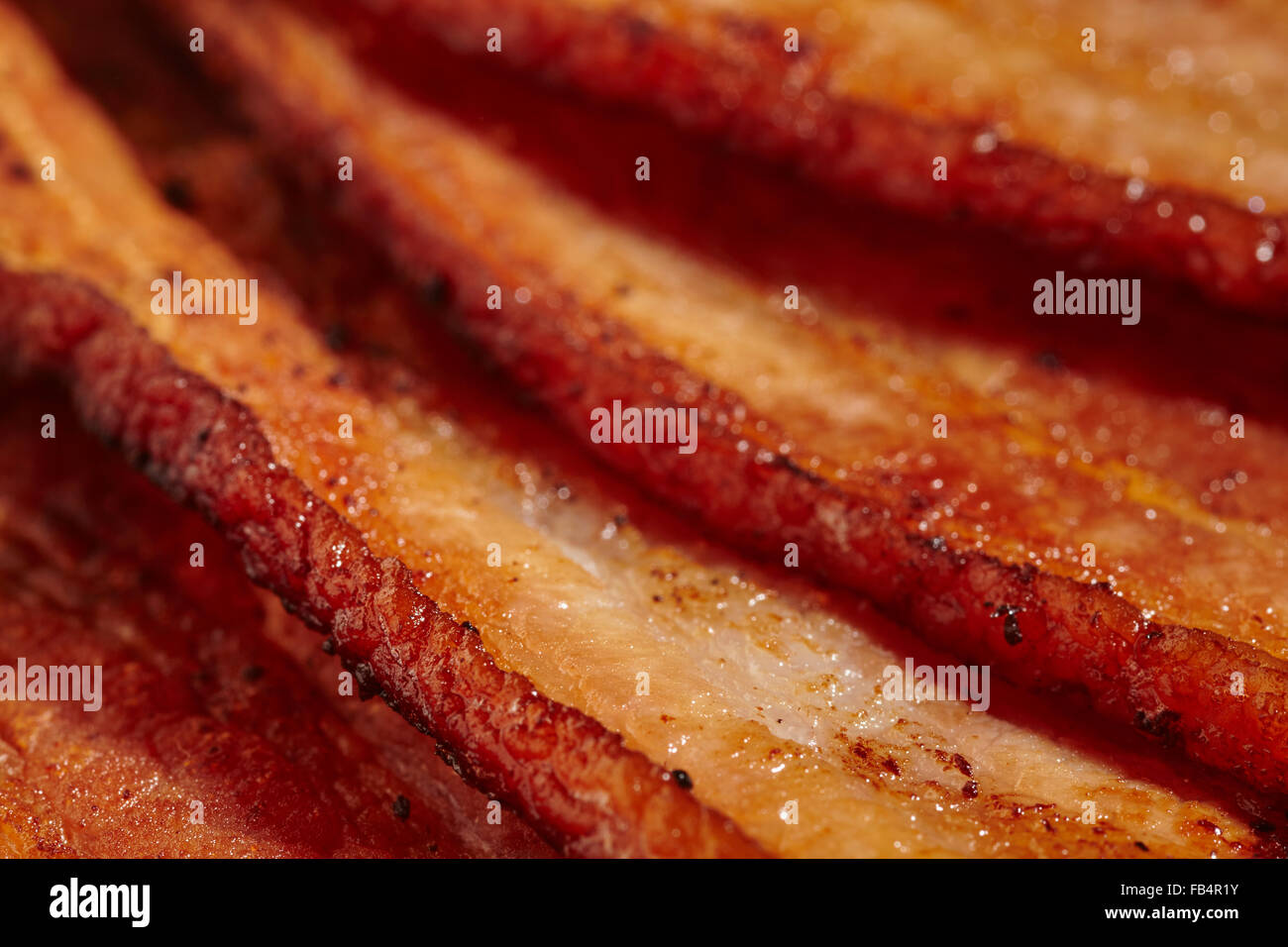 Completamente cocido rodajas de tocino estilo americano, llamado "treaky bacon" en el REINO UNIDO Foto de stock
