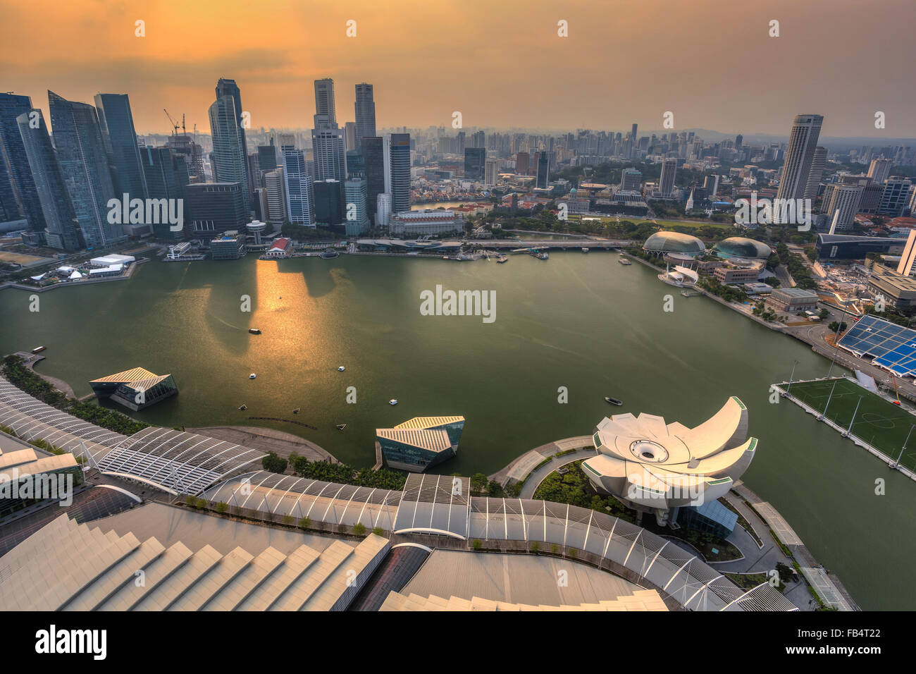 Atardecer en vistas del horizonte de la ciudad de Singapur en Marina Bay Foto de stock